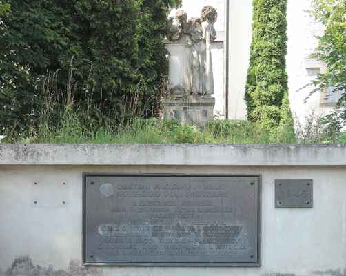 Za kostelem je prostorově poměrně rozsáhlý památník obětem 2. SV.