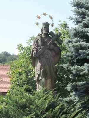Sv. Jan Nepomucký v zahradě fary.