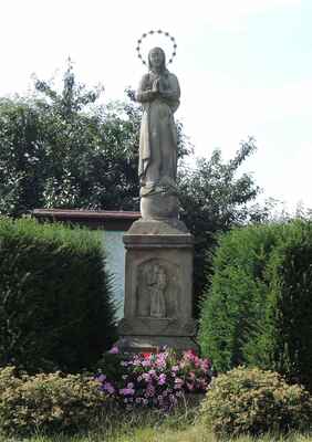 Socha Panny Marie. Sochu nechal v roce 1867 zhotovit Josef Drahoňovský u kameníka Josefa Zemana z Tatobit.