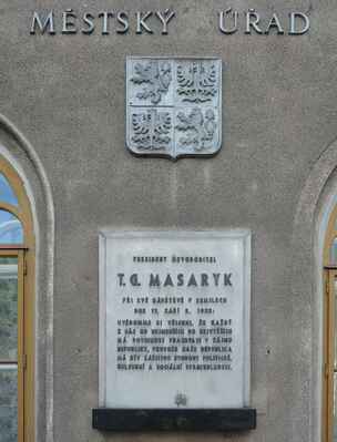 A nesmíme zapomenout ani na T. G. Masaryka, který si tento kraj oblíbil. Jeho návštěvu v r. 1922 připomíná pamětní deska na radnici a dále jej připomíná Masarykova vyhlídka poblíž Sejkorské kapličky. Tam jsme ale nezajížděli.