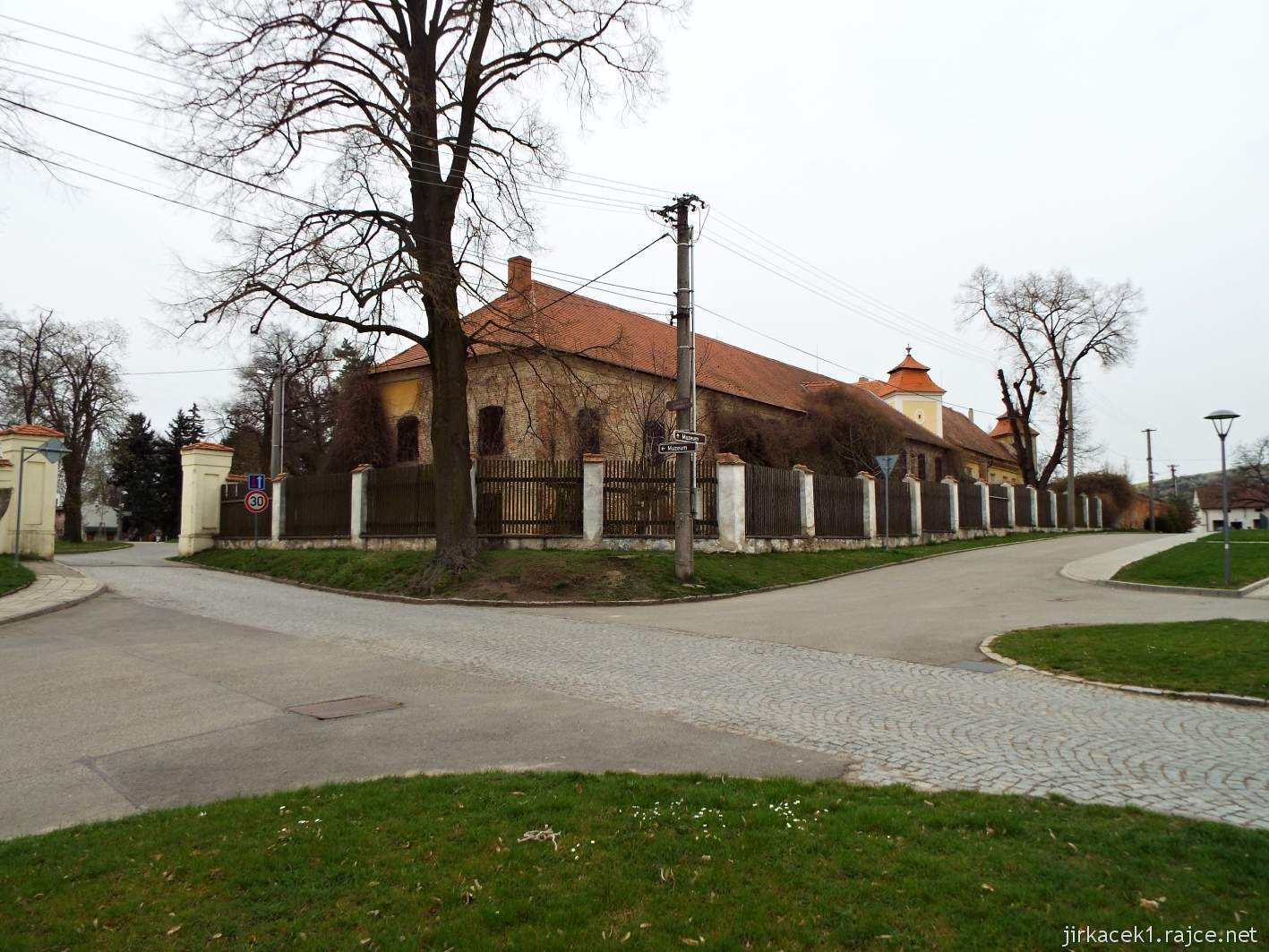 Ždánice - zámek 05 - brána a část hospodářských budov a zámku