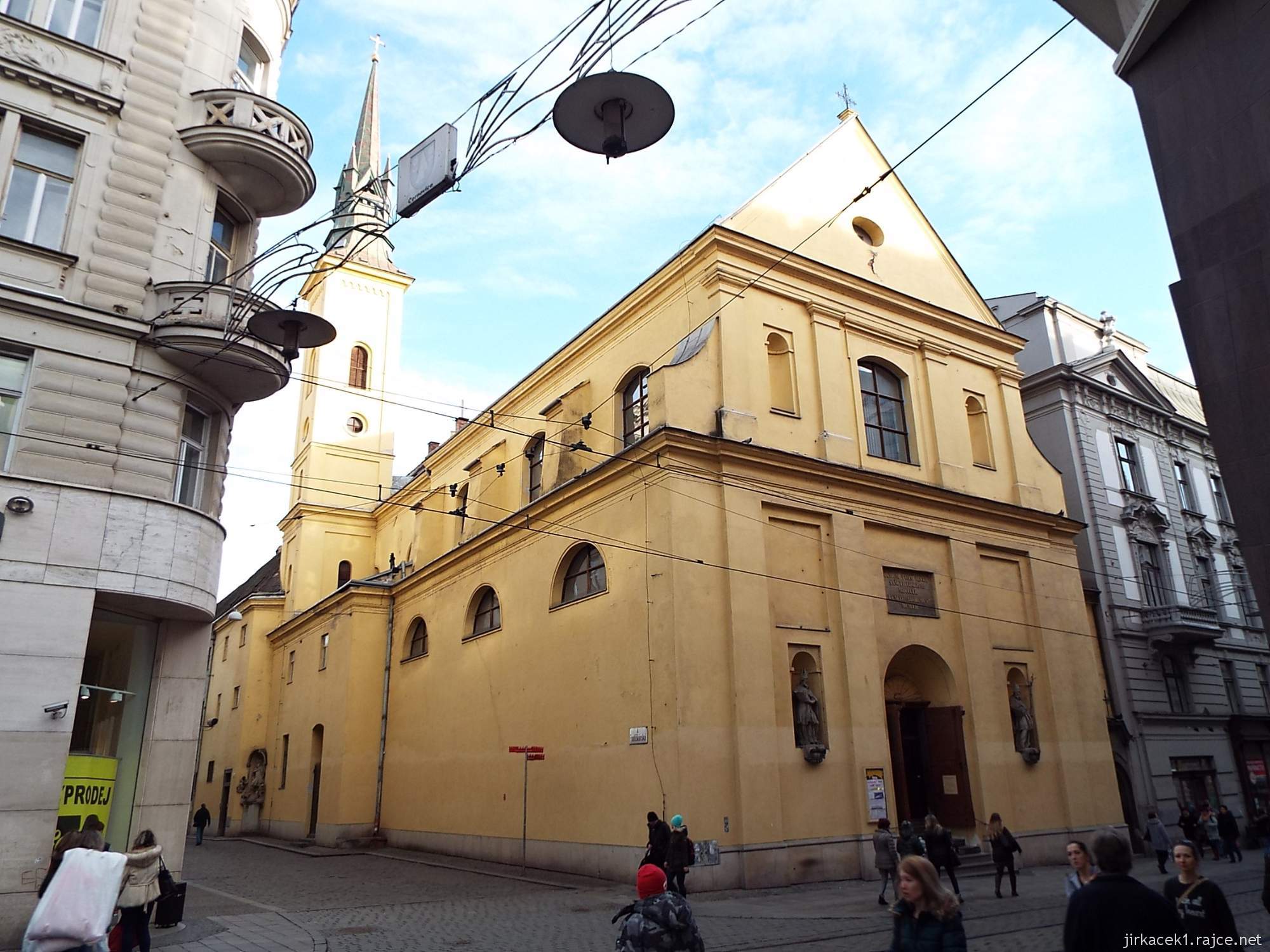 Brno - Kostel svaté Máří Magdalény a rušná Masarykova ulice