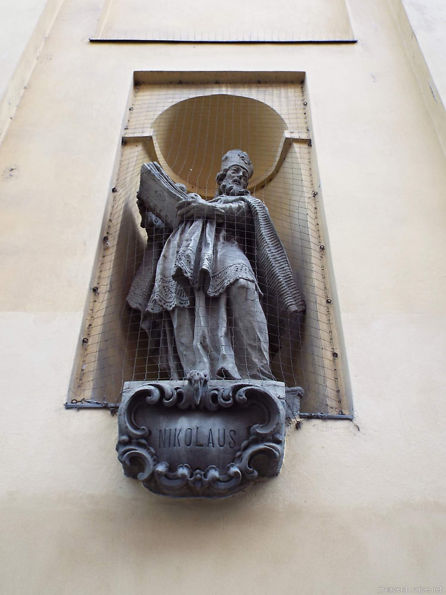 Brno - Kostel svaté Máří Magdalény - socha sv. Mikuláše na průčelí