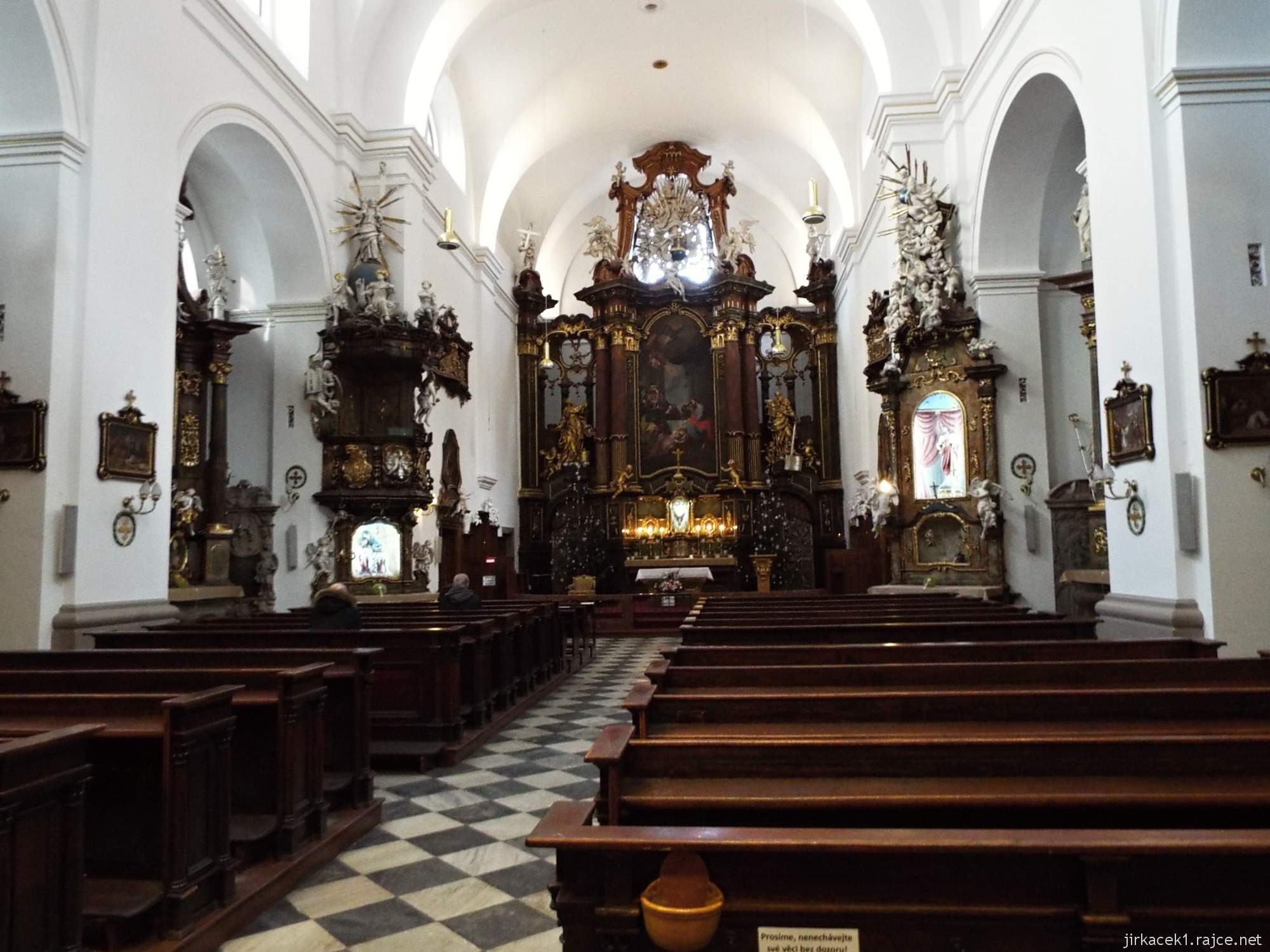Brno - Kostel svaté Máří Magdalény - interiér s lavicemi a hlavním oltářem