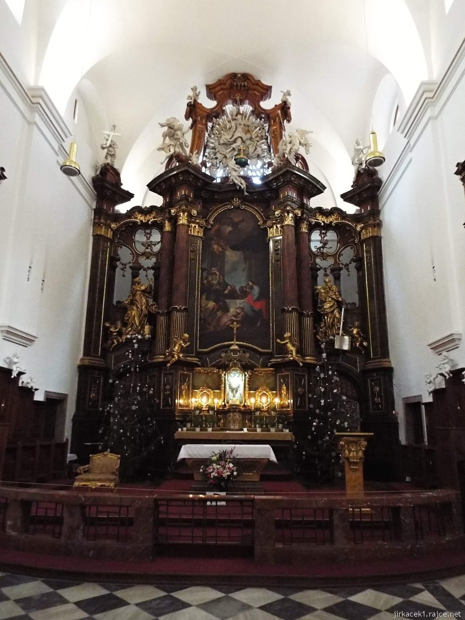 Brno - Kostel svaté Máří Magdalény - interiér - hlavní oltář