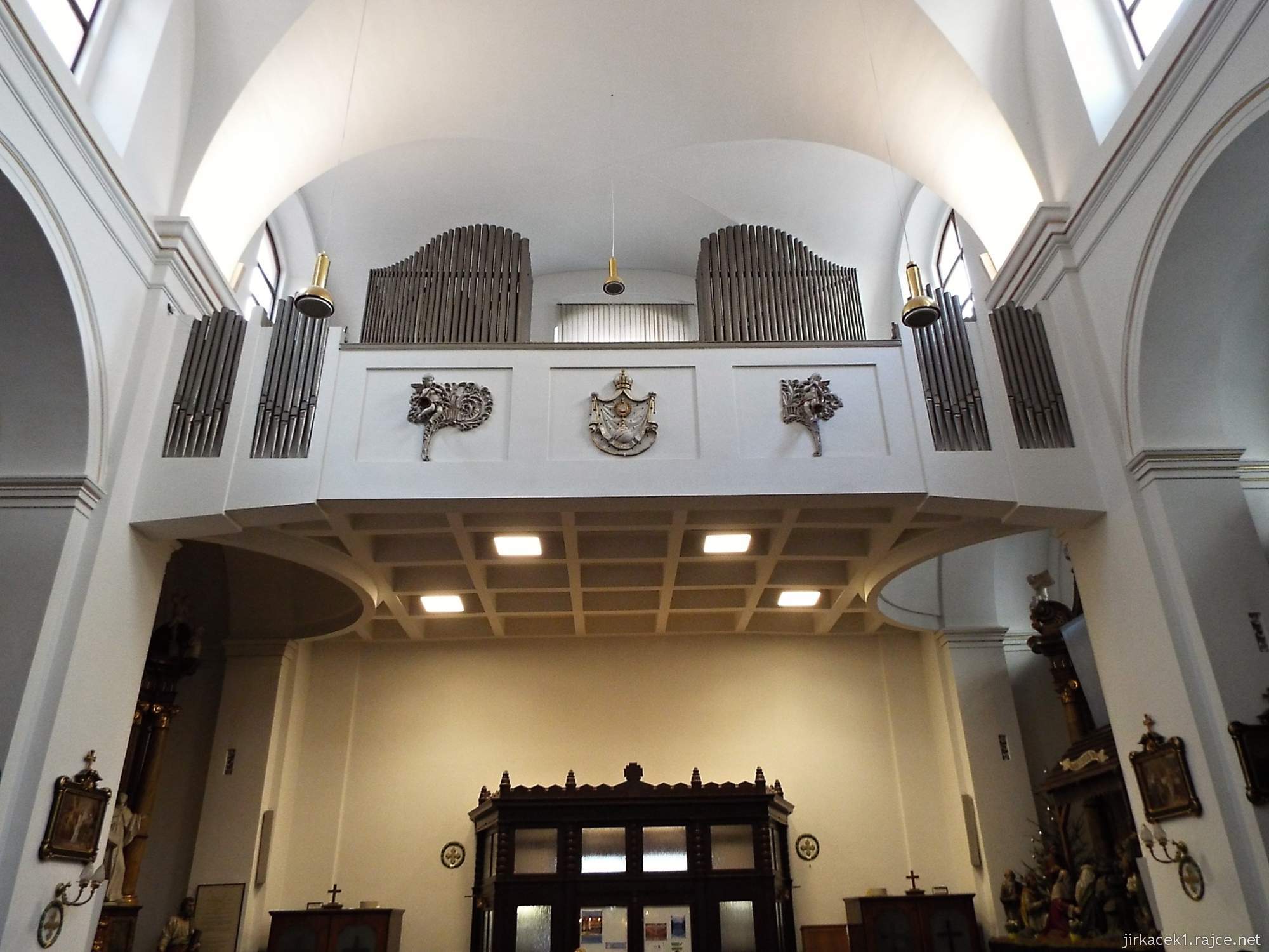 Brno - Kostel svaté Máří Magdalény - interiér - hudební kůr s varhanami