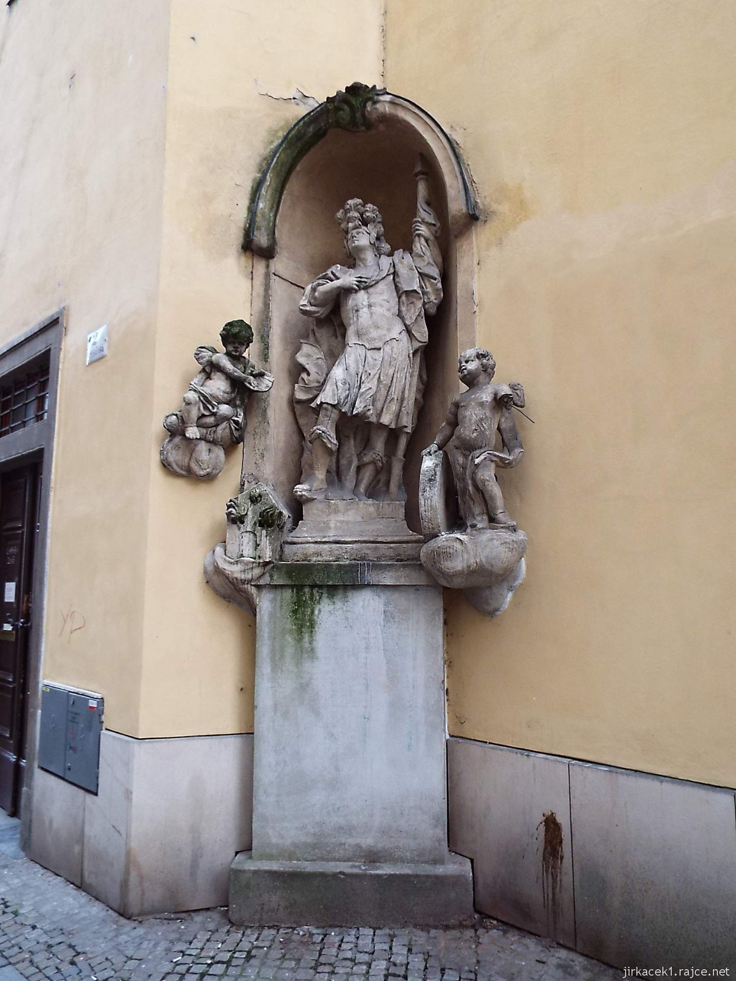 Brno - Kostel svaté Máří Magdalény - socha sv. Floriána se dvěma andílky od Antonína Rigy