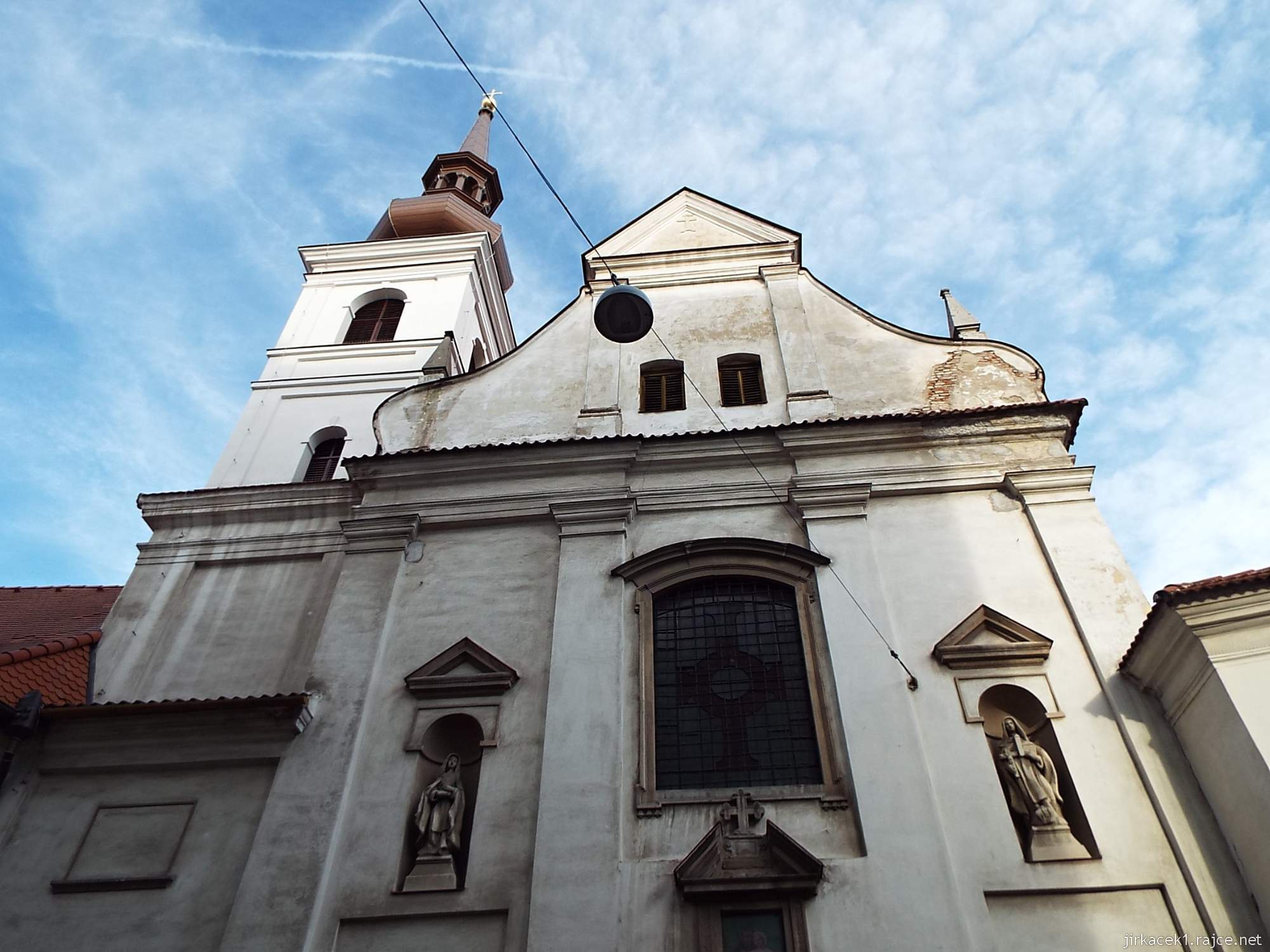 Brno - kostel sv. Josefa a klášter Voršilek - průčelí se sochami sv. Kláry a sv. Anežky České