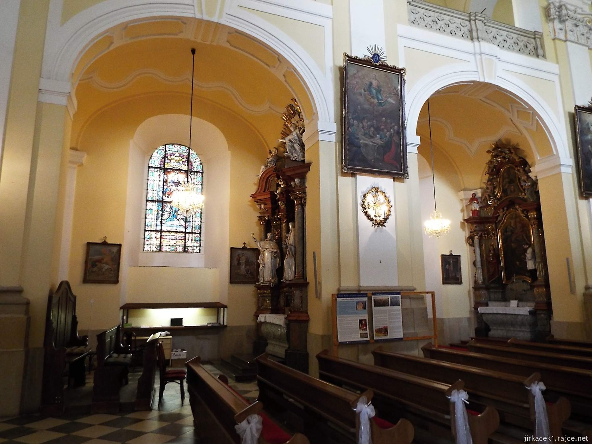 Frýdek Místek - bazilika Navštívení Panny Marie 35 - interiér - boční oltáře