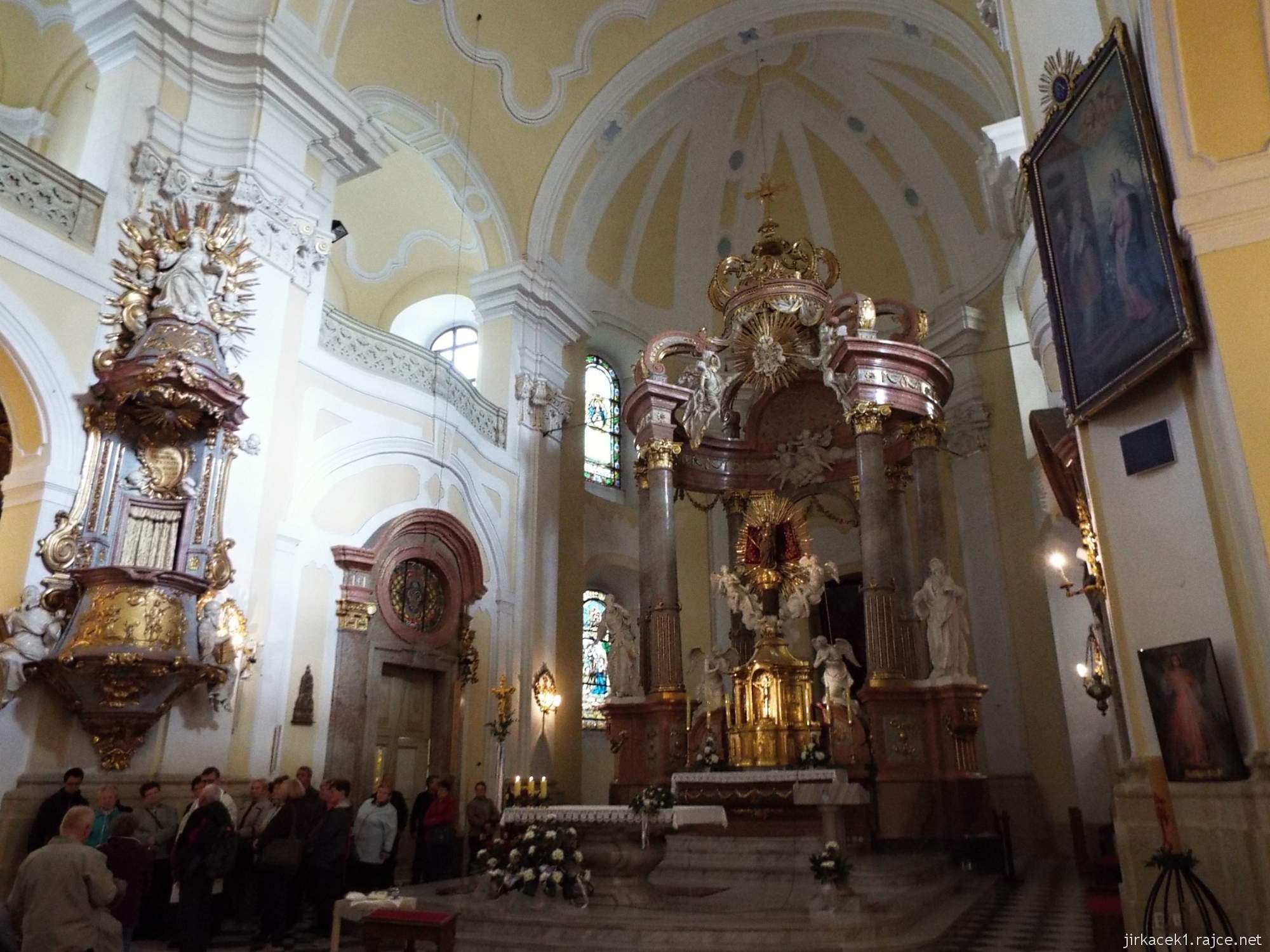 Frýdek Místek - bazilika Navštívení Panny Marie 42 - oratoř, hlavní oltář a skupina Poláků