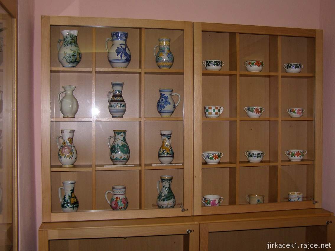 Luhačovice - Muzeum luhačovického Zálesí 04 - expozice keramiky