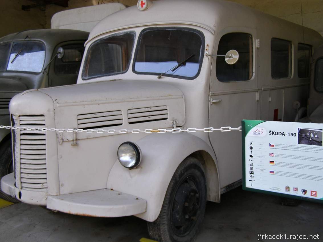 muzeum na demarkační linii Rokycany 42 - sanitní automobil ŠKODA 150