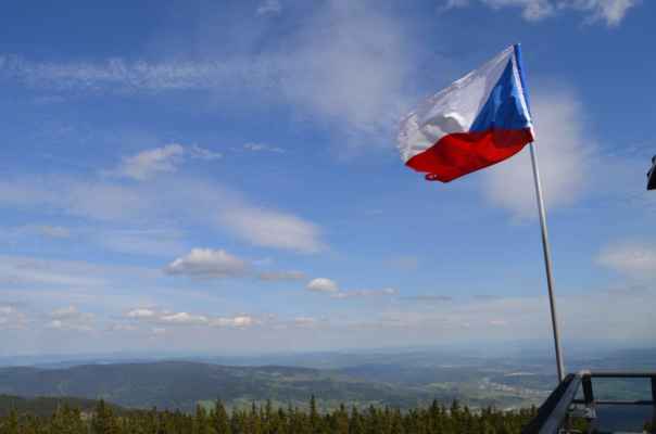 KPJ KHŠS/Jánky (Janské Lázně, 5. - 10. 5. 2015) - Po výstupu na Černou horu jsme vyvěsili českou vlajku.
FOTO: Pýchovi