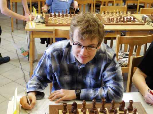 Jirka Rýdl Mistrem FIDE - Jirka Rýdl překročil se svým ratingem hranici 2300 a byl mu udělen titul FM. Post Tomáše Vojty jako vlašimské jedničky se otřásá v základech.
FOTO: Pýchovi