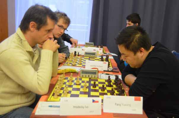 Open Praha (Praha, 9. - 16. 1. 2015) - V partii se sympatickým Číňanem těžil Ivo z precizní přípravy, ale nakonec se vše ve špatné zvrátilo.
FOTO: Pýchovi