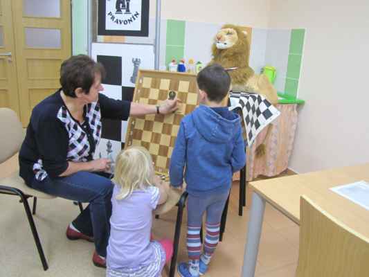 Šachová školička v Pravoníně - Paní Filipová zkouší, co se děti z pravonínské šachové školičky naučily.
FOTO: ŠK Pravonín