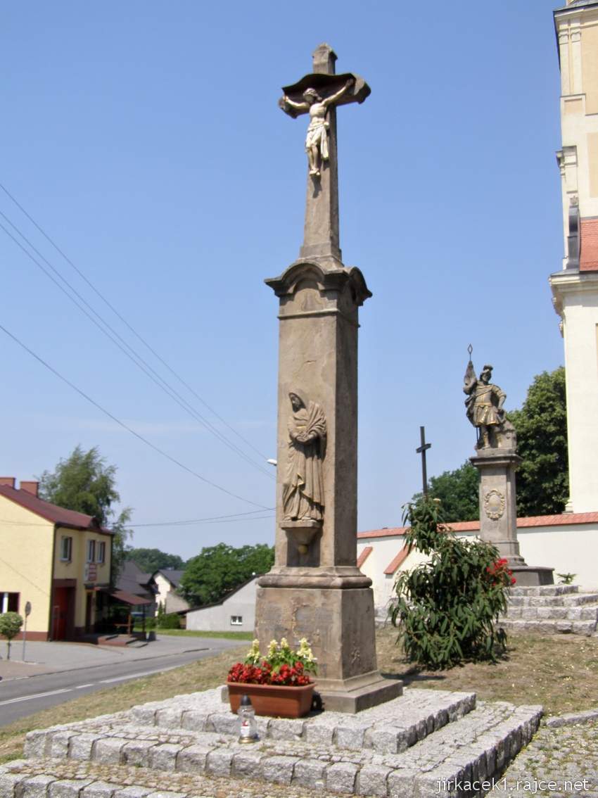 Tworków - kostel sv. Petra a Pavla (Kościół Św. Piotra i Pawła w Tworkowie) - kříž s Kristem, vzadu socha svatého Floriána
