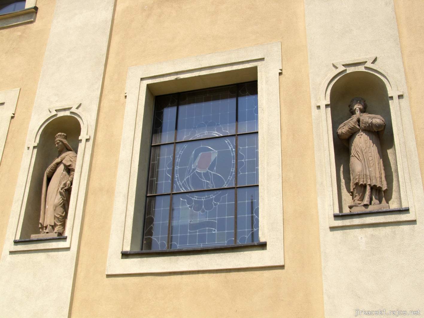 Tworków - kostel sv. Petra a Pavla (Kościół Św. Piotra i Pawła w Tworkowie) - vitrážové okno, po stranách sochy svatých v nikách