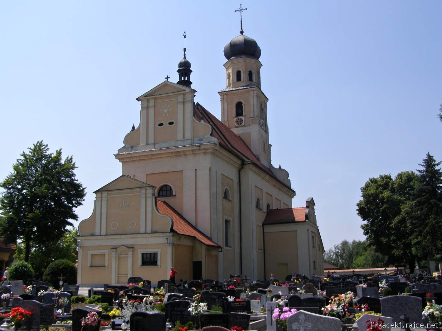 Tworków - kostel sv. Petra a Pavla (Kościół Św. Piotra i Pawła w Tworkowie) - pohled ze hřitova