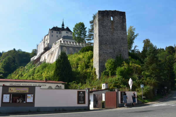 První den (Posázaví) Český Šternberk - Na ostrém skalnatém břehu středního toku řeky Sázavy byl hrad postaven před více než 760 lety.