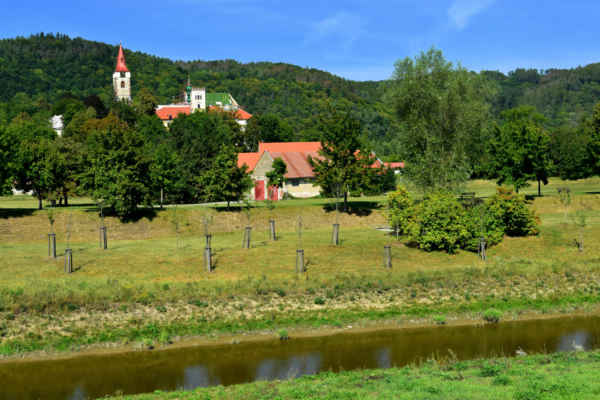 První den, Sázavský klášter - Rozsáhlý areál bývalého benediktinského kláštera v městečku Sázava nad stejnojmennou řekou. V 11. století jej založil svatý Prokop a stal se centrem slovanské liturgie. Od konce 11. století zde sídlili mniši latinského ritu, klášter byl nově postaven goticky a přestavěn barokně. Klášter byl zrušen na konci 18. století a přestavěn na zámek.