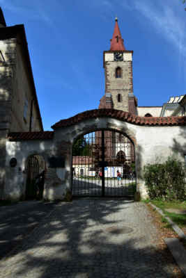 První den, Sázavský klášter - Nejstarší zmínky o klášteru sahají do roku 1032. U jeho zrodu stáli kníže Oldřich, pražský biskup Šebíř a (tehdy ještě poustevník) Prokop, kolem něhož se zde tvořila skupina následovníků již asi od roku 1009. Kníže Oldřich v roce 1032 tuto komunitu povýšil na benediktinský klášter. Sázavský klášter je považován za středisko slovanské vzdělanosti. Jeho zakladatel, Prokop, se snažil rozvíjet a uchovat cyrilometodějskou tradici. Hovoří o něm latinská Legenda o svatém Prokopu, v níž se objevuje téma zápasu české a německé kultury.