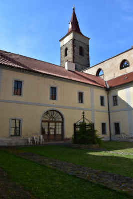 První den, Sázavský klášter - Rajská zahrada uprostřed kláštera sloužila k pěstování bylinek a koření.
