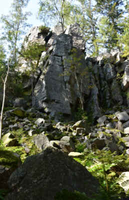 Druhý den - přechod Brd, Zaječice - Obecnice - Východní svah vrchu vyplňuje soustava příkrých slepencových skalních stěn o přibližné výšce 15 metrů.