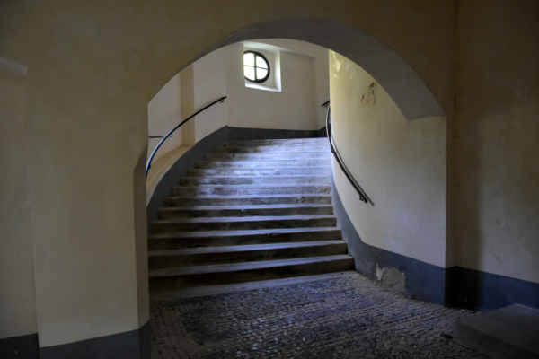 Poutní areál Svatá Hora Příbram - Krytá schodišťová chodba byla postavena v rámci rozšíření poutního komplexu v letech 1727-28 na místě původního dřevěného schodiště. Její délka je 450 metrů, má 343 stupňů a autorem návrhu byl architekt Kilián Ignác Dientzenhofer.