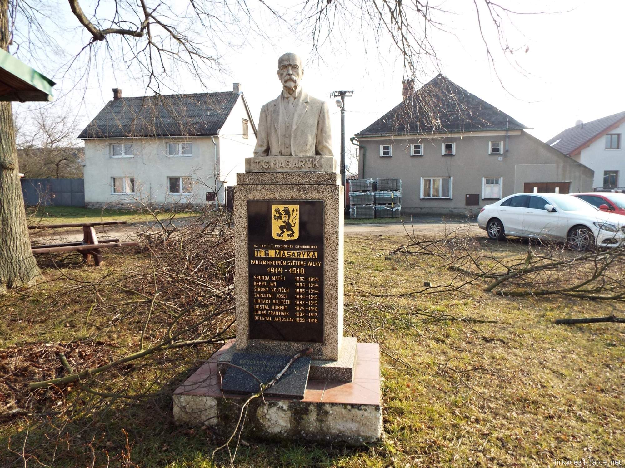G - Lhota nad Moravou 03 - náves - pomník T.G. Masaryka a padlým v 1.světové válce