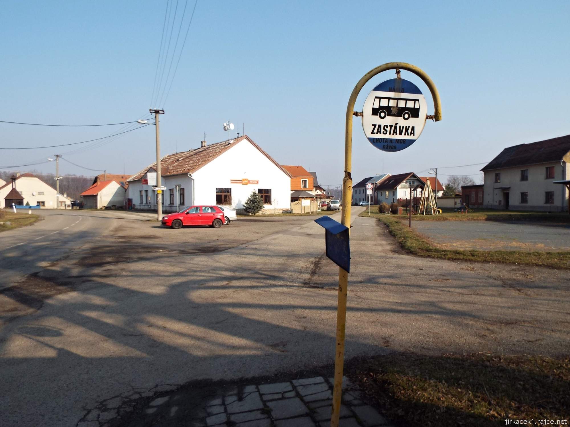G - Lhota nad Moravou 04 - náves - BUS zastávka a hospoda Pod lipou