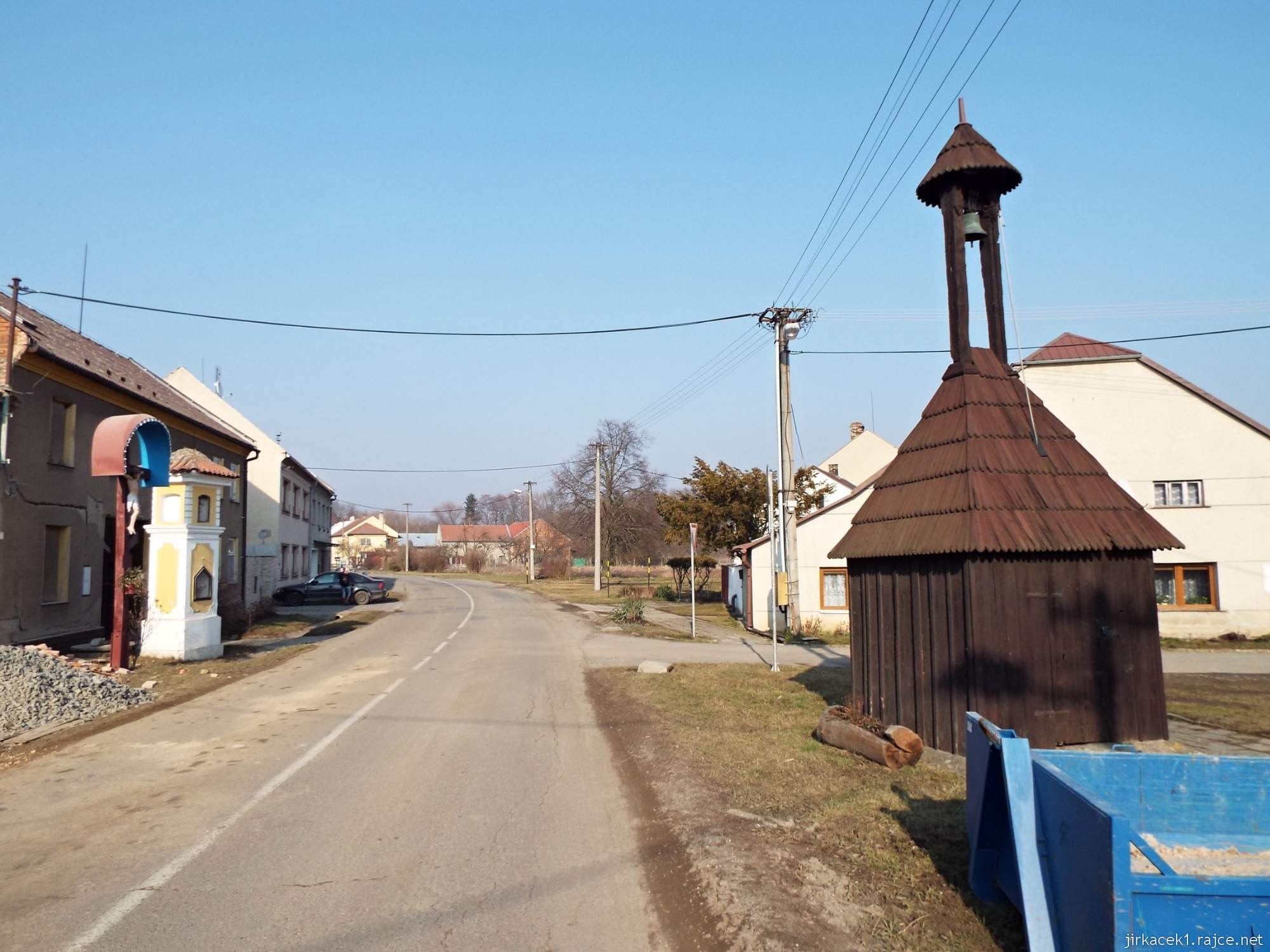G - Lhota nad Moravou 08 - náves - vlevo Boží muka, vpravo dřevěná zvonička