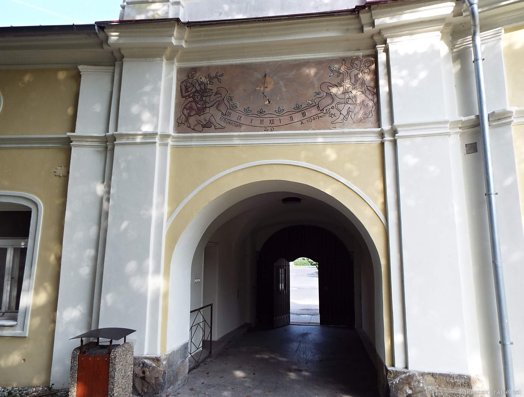 Paskov zámek 08 - vstup věží do areálu zámku a sluneční hodiny
