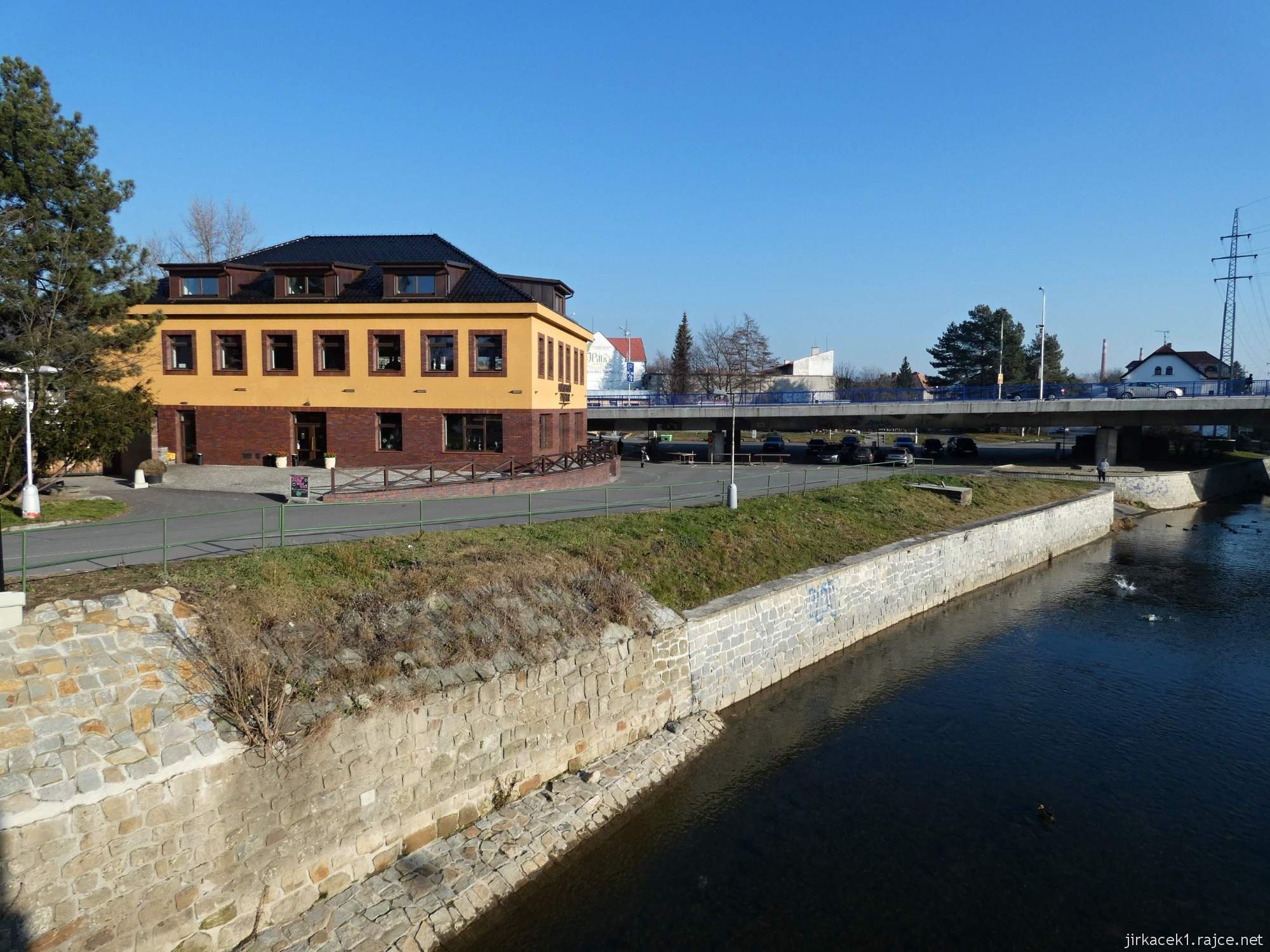 Valašské Meziříčí - Krásenský pivovar - pohled na budovu pivovaru a Rožnovská Bečva