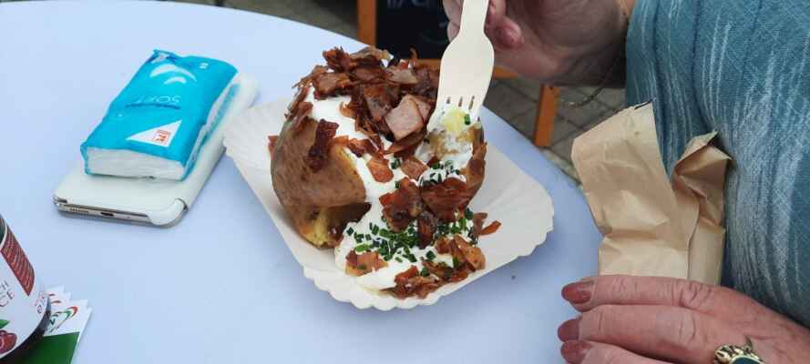 2206_Rakousko s karavanem 2022 - Faaker See - Moje manželka si nenechala ujít místní specialitu - pečenou bramboru se smetanou a pečenou slaninou