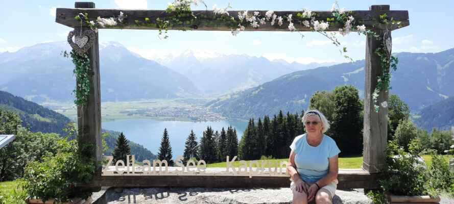 2206_Rakousko s karavanem 2022 - Faaker See - Tento okouzlující pohled na jezero Zeller See a zasněžený masiv  známého lyžařského střediska Kitzsteinhorn