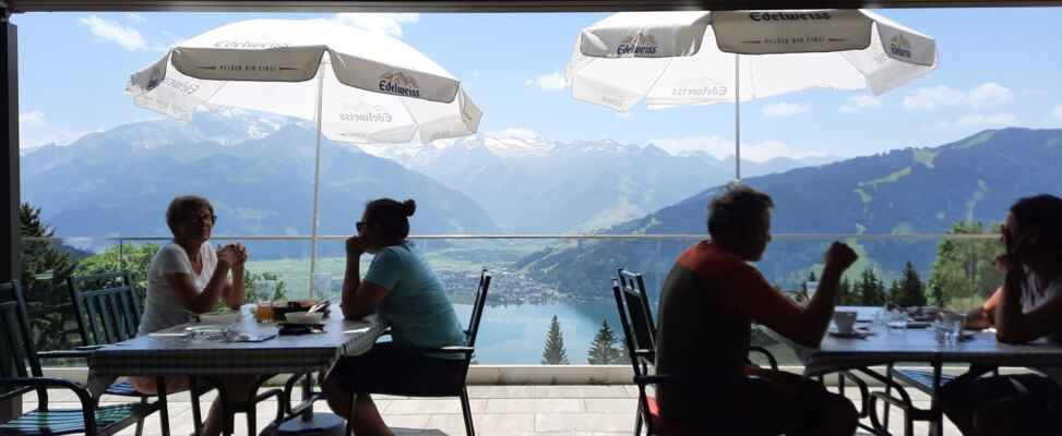 2206_Rakousko s karavanem 2022 - Faaker See - Při návštěvě této oblasti doporučuji návštěvu horské restaurace Mitterberg, odkud je tento překrásný pohled.