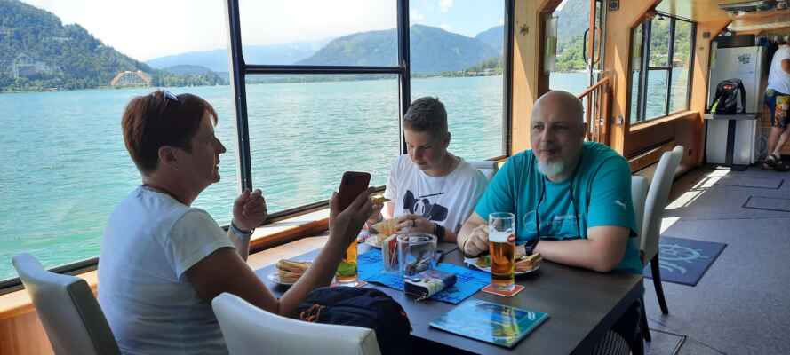 2206_Rakousko s karavanem 2022 - Faaker See - I rodina Trnkova si vychutnávala plavbu okolo pobřeží.