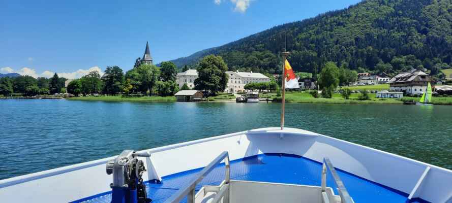 2206_Rakousko s karavanem 2022 - Faaker See - Blížíme se k městečku Ossiach, kde jsme svou plavbu přerušili, abychom si prohlédli zajímavosti.