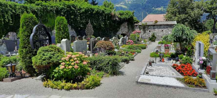 2206_Rakousko s karavanem 2022 - Faaker See - Za prohlídku rozhodně stojí i místní hřbitov.