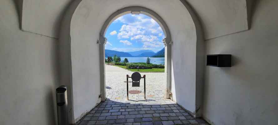 2206_Rakousko s karavanem 2022 - Faaker See - Zajímavý pohled z brány kláštera na jezero Ossiacher See