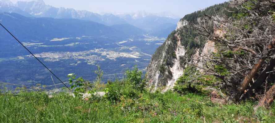 2206_Rakousko s karavanem 2022 - Faaker See - Nejzajímavější je pohled z vyhlídkové plošiny Rote Wand. Pohled z 400 m hlubokého srázu na údolí řeky Drávy, dálnice do Italie a Julské Alpy.