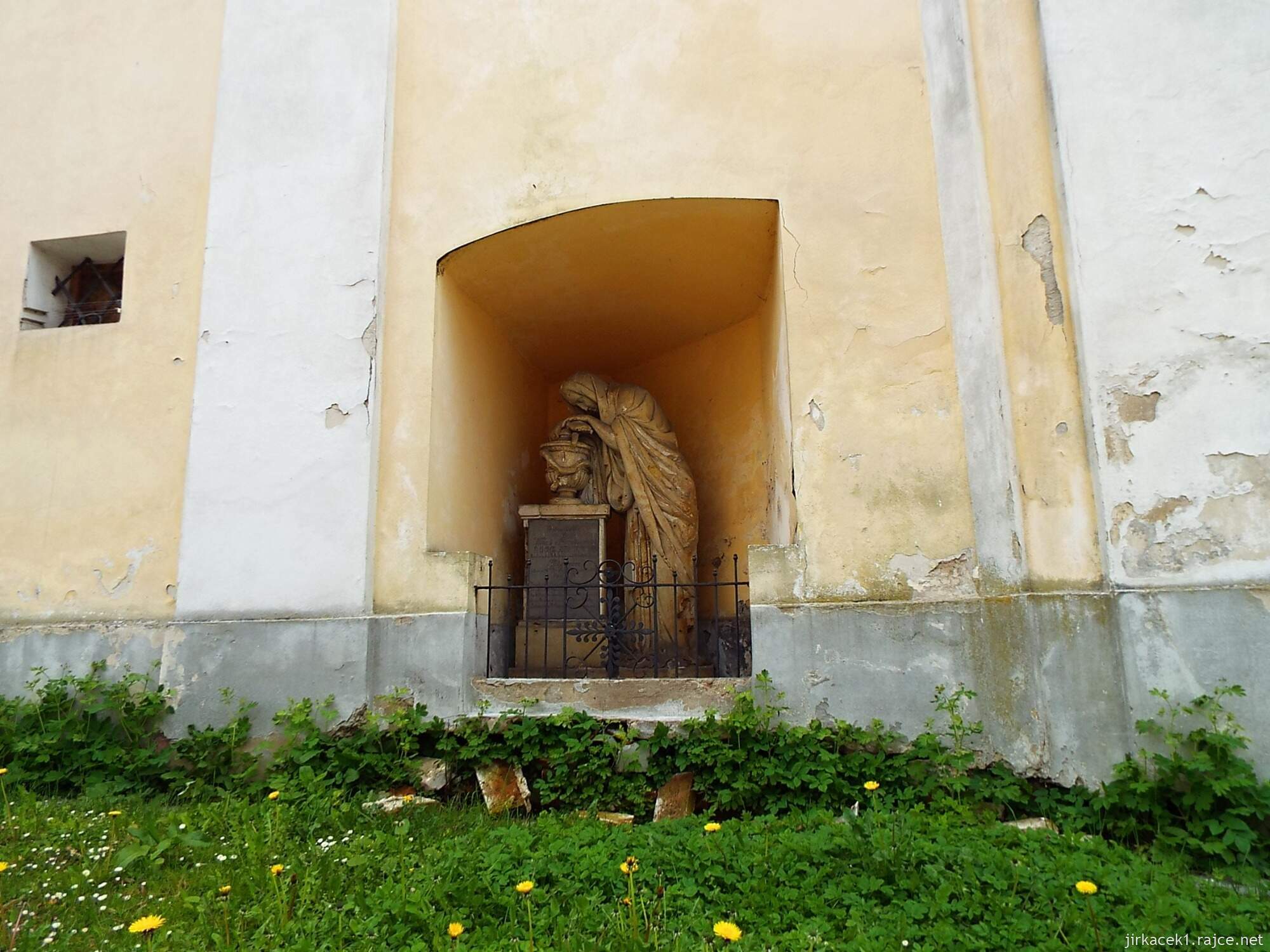 A - Pelhřimov - Kaple Panny Marie Bolestné 06 - socha ženy ve výklenku