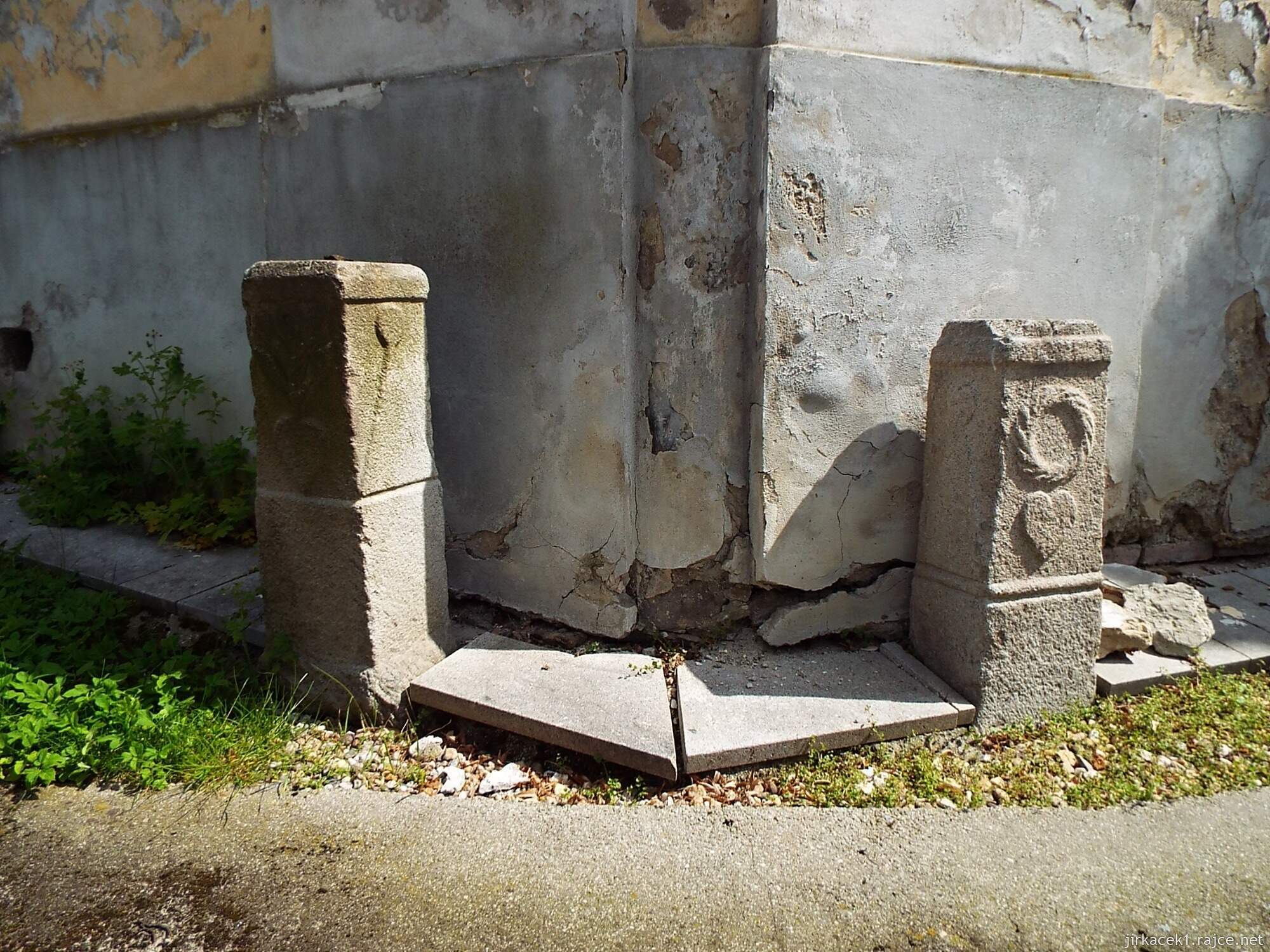 A - Pelhřimov - Kaple Panny Marie Bolestné 07 - kamenné podstavce s reliéfy u zdi