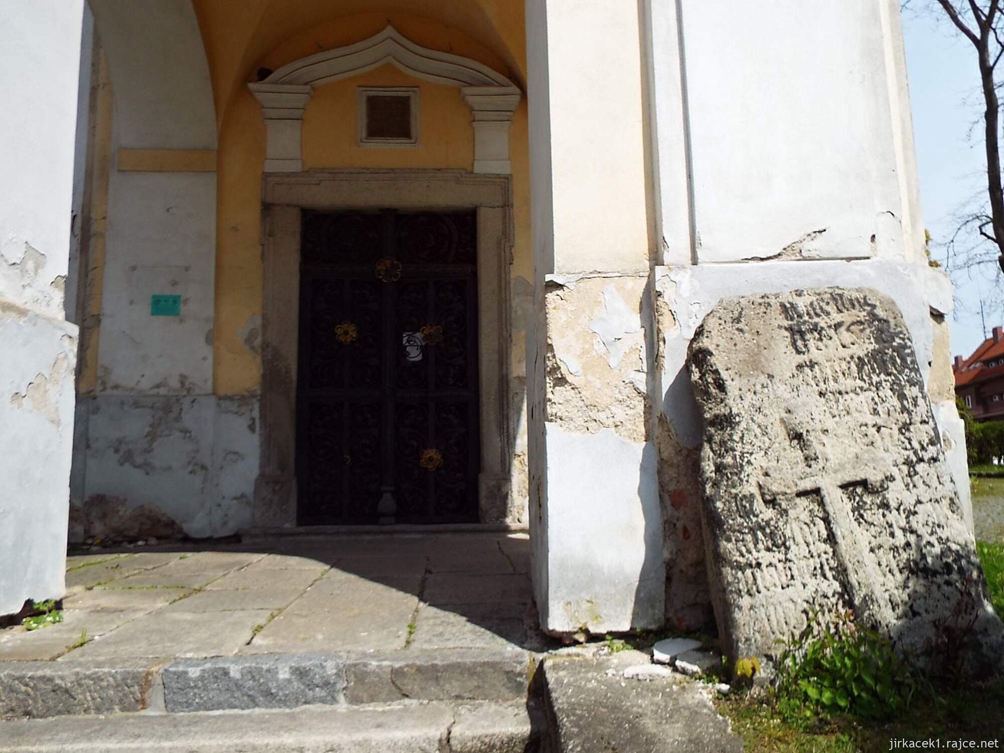 A - Pelhřimov - Kaple Panny Marie Bolestné 10 - kámen s reliéfem kříže u vchodu