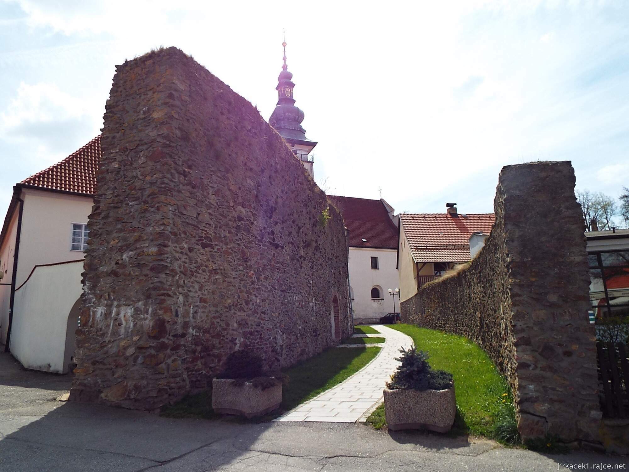 D - Pelhřimov - Městské hradby 06 - dvojité zdi u kostela sv. Bartoloměje