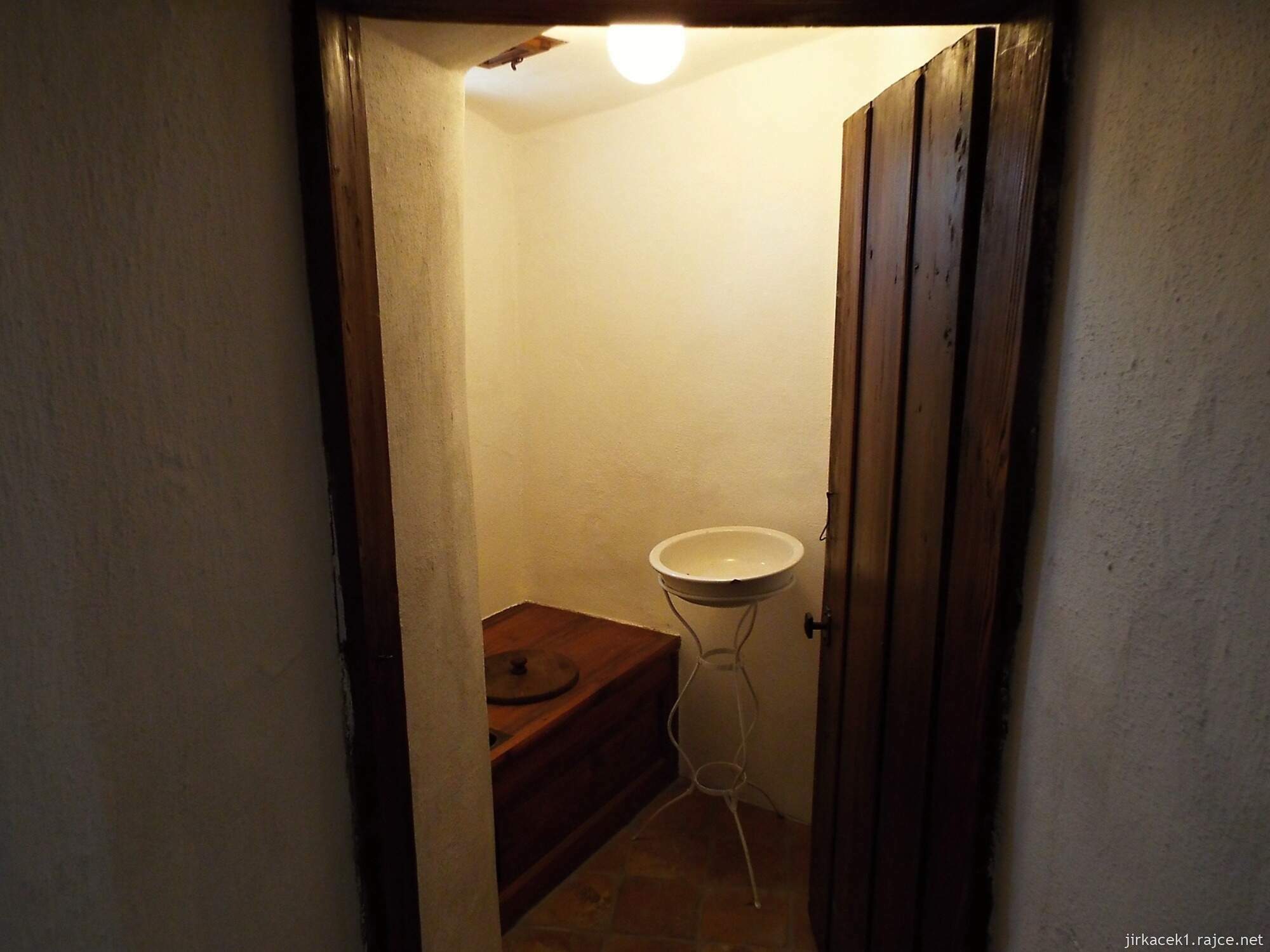 G - Pelhřimov - zámek a muzeum 28 - historická expozice - záchod