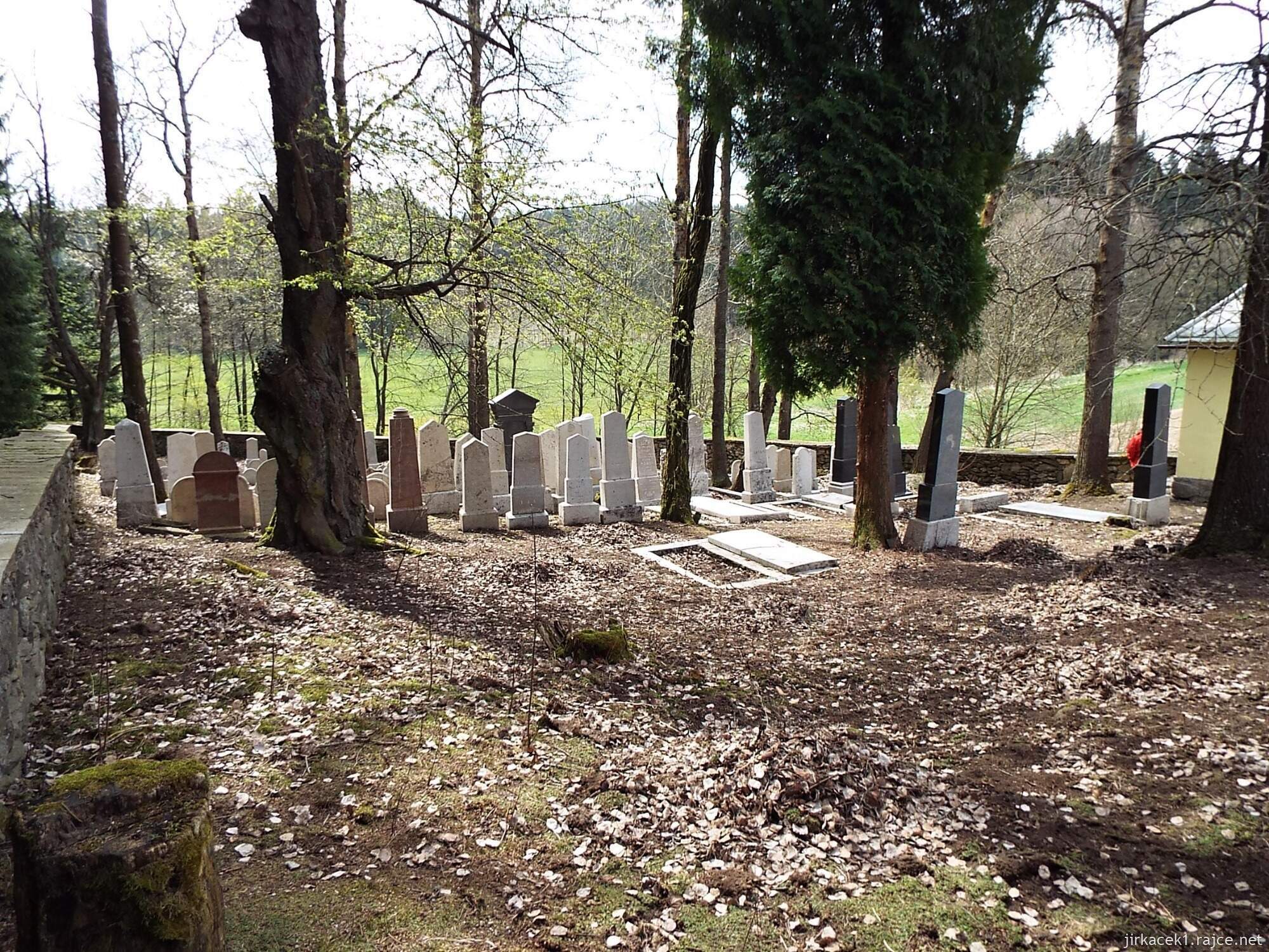 L - Horní Cerekev - židovský hřbitov 04 - horní část hřbitova