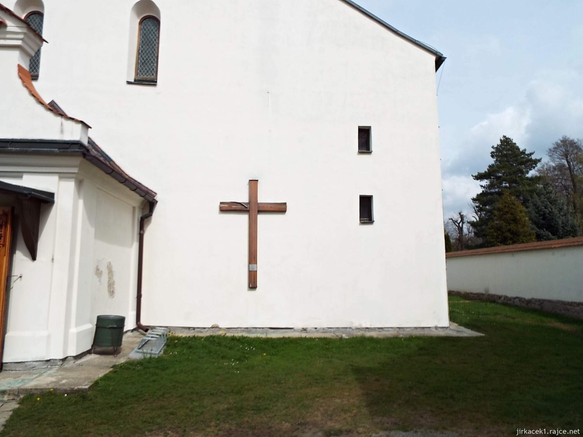 N - Horní Cerekev - Kostel Zvěstování Páně 08 - kříž na zdi