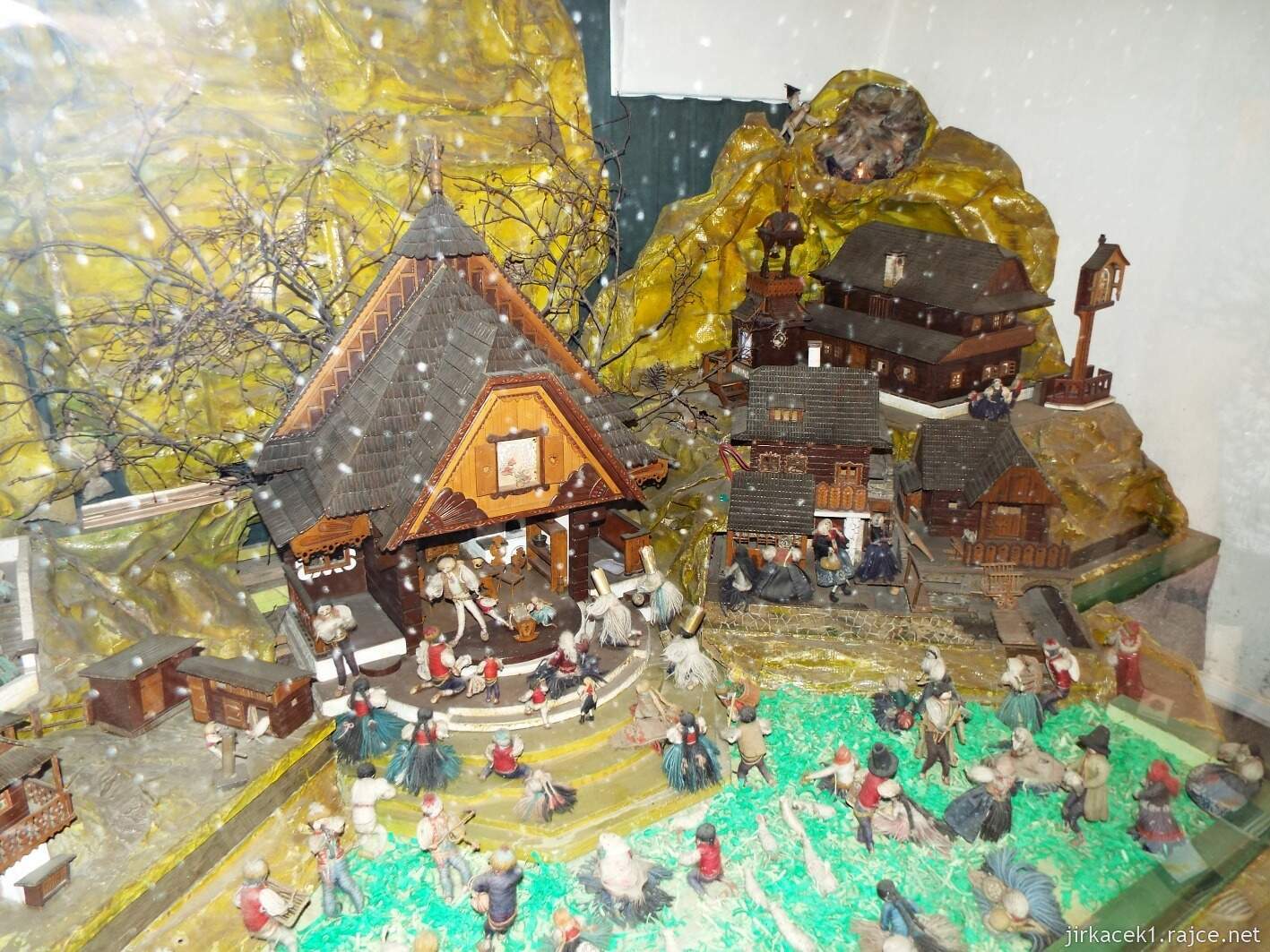 022 - Velké Karlovice - muzeum 43 - expozice dřevovýroby a řezbářství - betlém